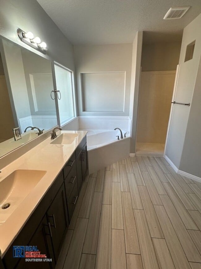 Building Photo - 4 Bedroom in near Crimson Cliffs