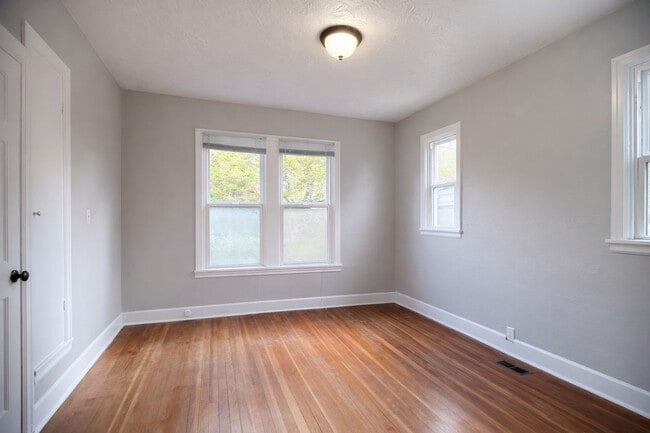 Building Photo - 309 W McLoughlin Blvd