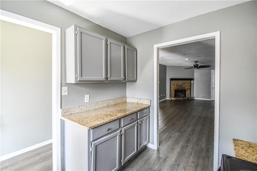 Building Photo - 735 Oak Dr