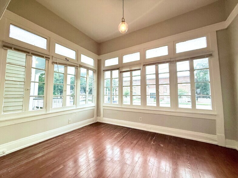 Building Photo - 1010 Dauphin St