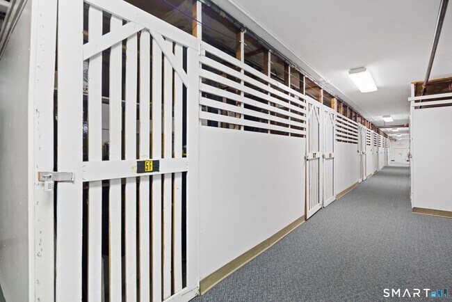 Building Photo - 891 Farmington Ave