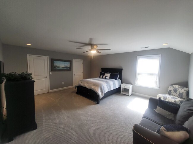 Building Photo - REDUCED!  5 bedroom/4 bath house in Berkshire Forest