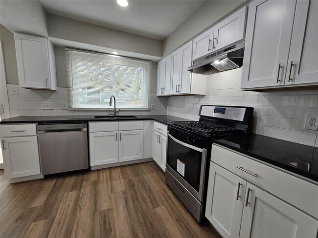 Building Photo - 1418 Hyridge Cir