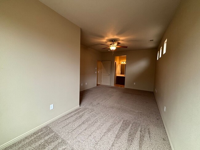 Building Photo - SPACIOUS HOME FOR RENT!