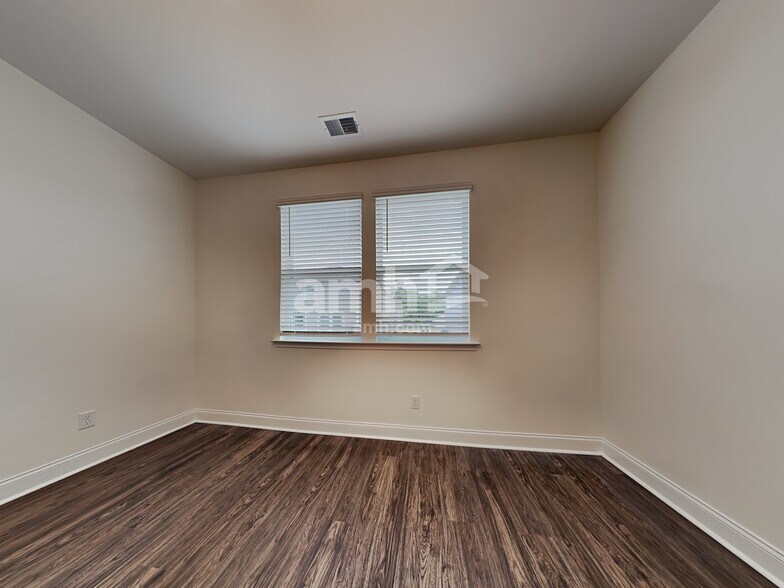 Building Photo - 116 Thatchet Dr