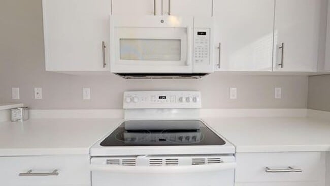 Building Photo - 2 BED 1 BATH CONDO ON THE GROUND FLOOR