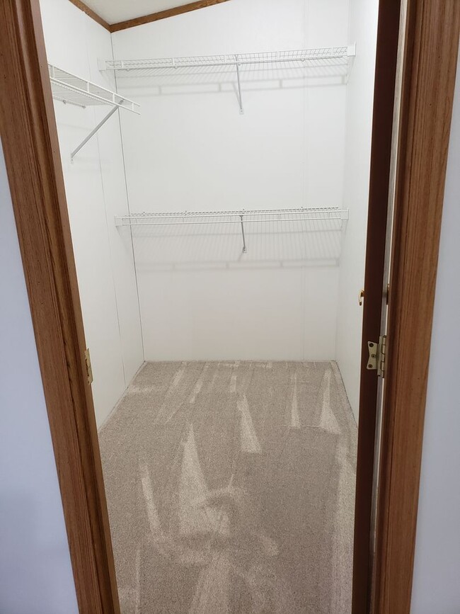 Building Photo - Spacious 4-bedroom, 2 bath, 2 car garage w...