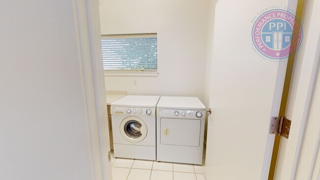 Building Photo - Riverfront Location, Luxury Townhome - End Corner Unit, Two En-Suites, Attached Garage