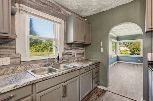 Building Photo - Charming 2 Bedroom Home Available Now!