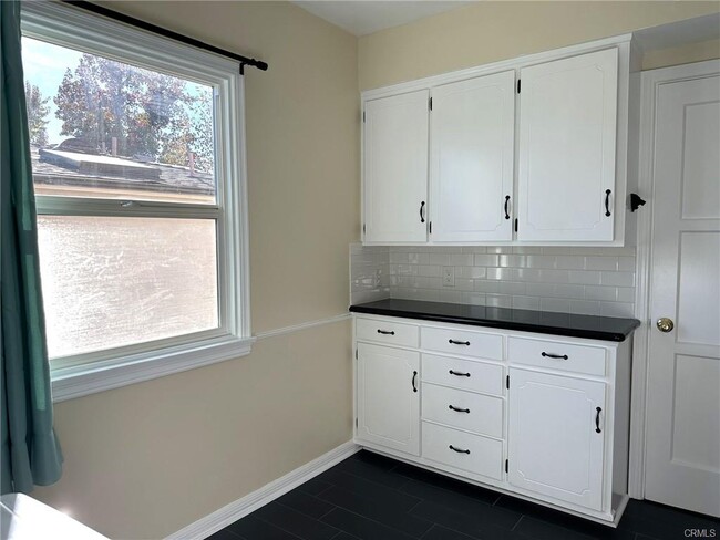 Building Photo - 2026 Pepper Dr