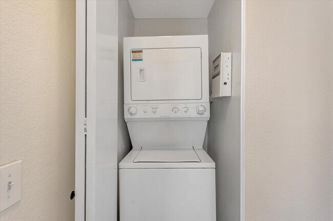 Building Photo - 2554 Olive Dr