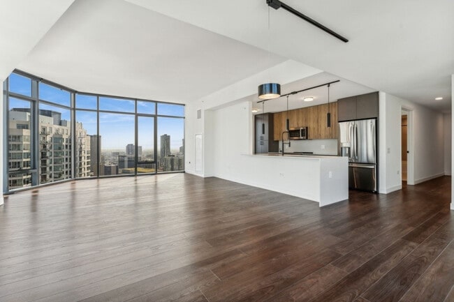 Building Photo - 350 N Canal St