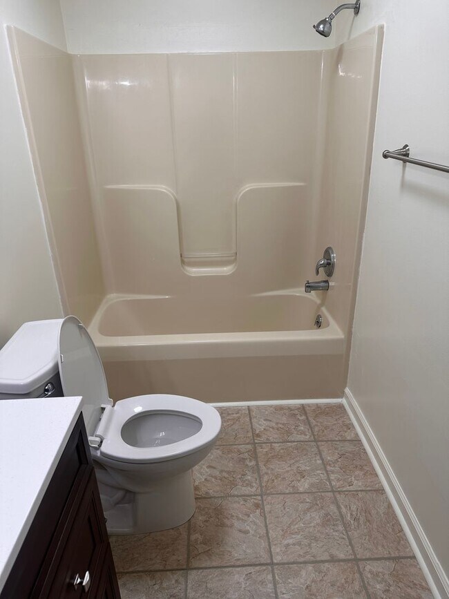 Building Photo - 4 Bedroom 2 Bath Apartment 2nd Floor