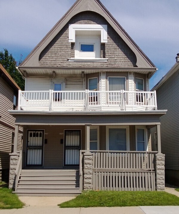 Primary Photo - Remodeled Riverwest 3 Bedroom + Office Upp...