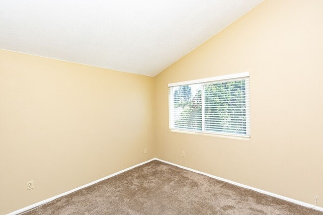 Building Photo - **LOOK NO FURTHER 3 BEDROOM TOWNHOME W/LAU...
