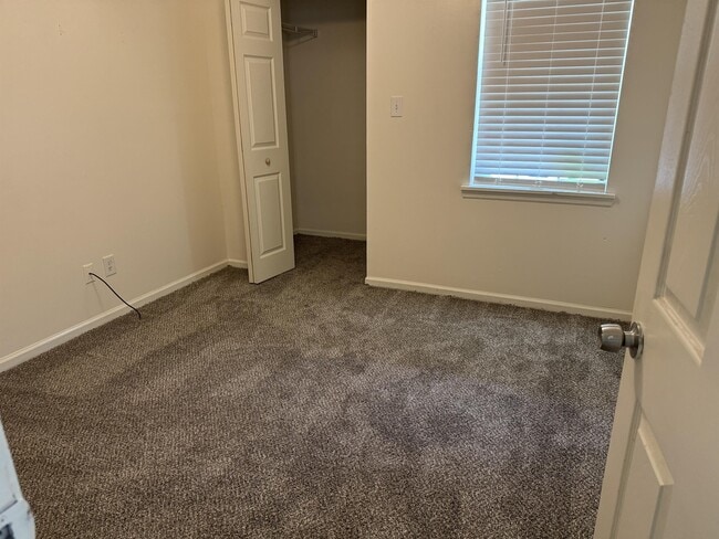 Building Photo - 930 Lakeside Dr