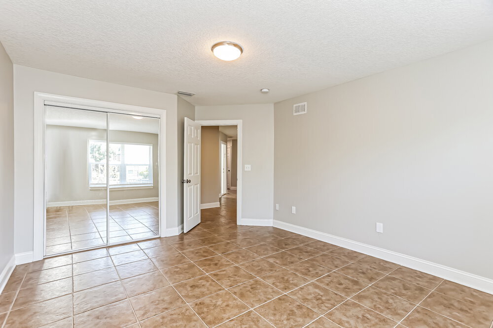 Building Photo - 136 Sunset Cir S