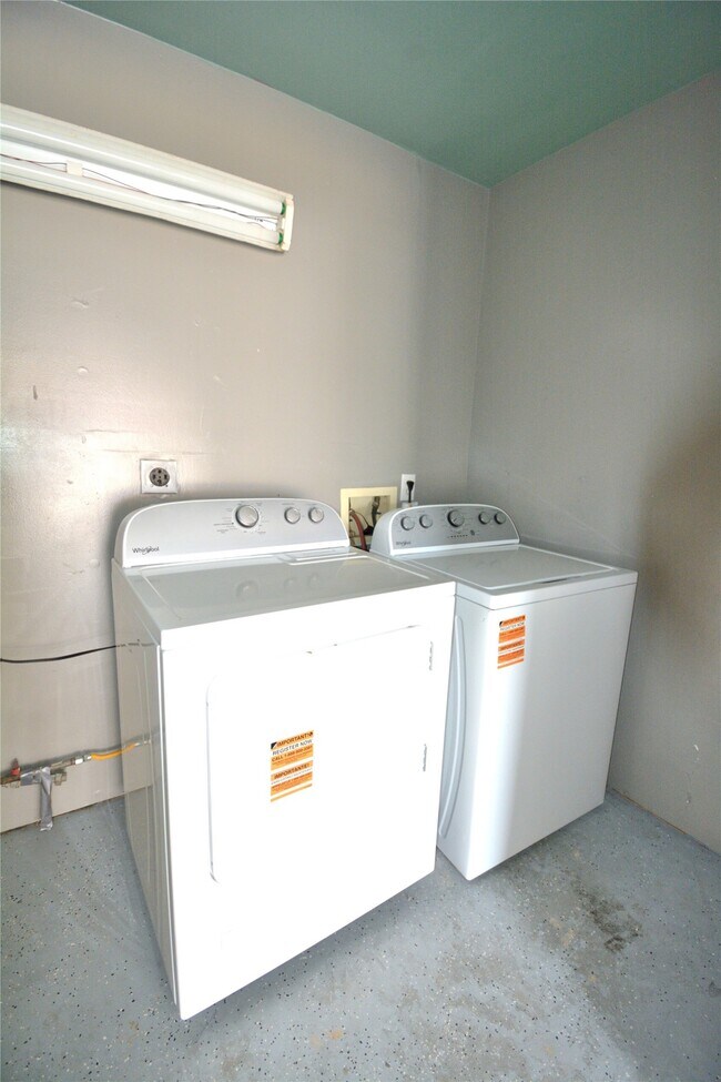 Building Photo - 8904 Ledge St