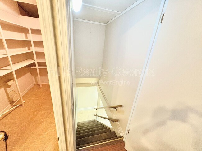 Building Photo - 435 Sherwood Rd