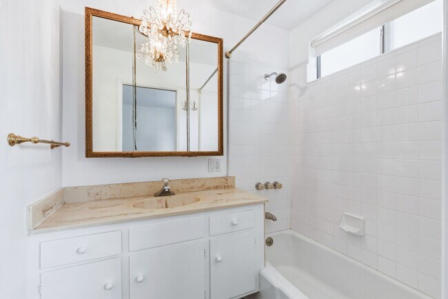 Building Photo - HUGE 2 bed 2 bath in Prime Santa Monica!