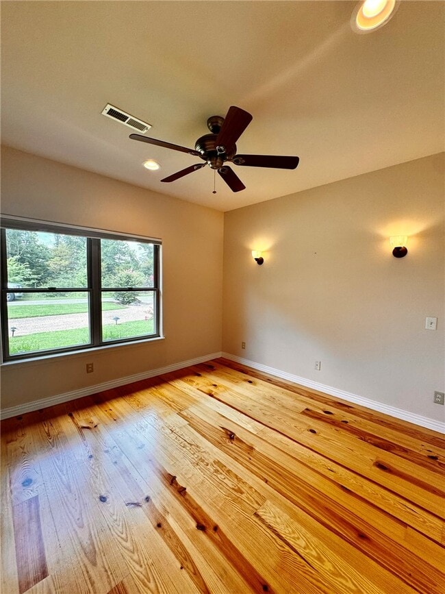 Building Photo - 723 N Lakeview Dr