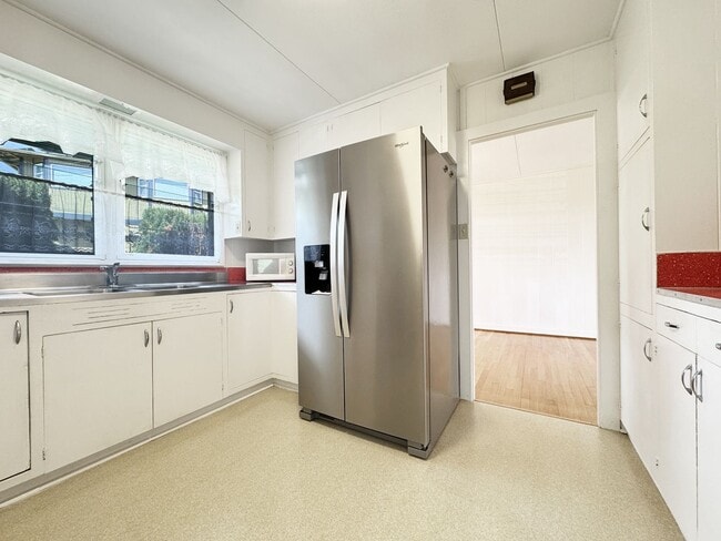 Building Photo - Small Dog Friendly Palolo House