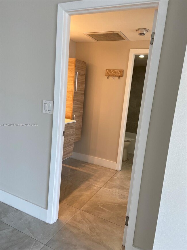 Building Photo - 500 Bayview Dr