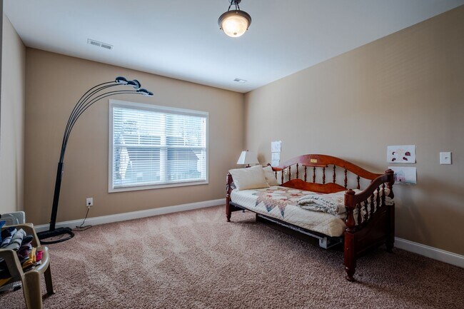 Building Photo - Spacious stunning 5-Bedroom Home in a Desi...