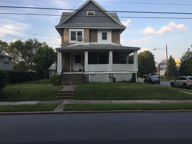 Building Photo - 17 S Elm Ave