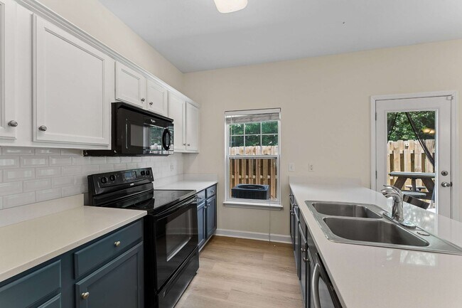 Building Photo - 553 Rosedale Ave