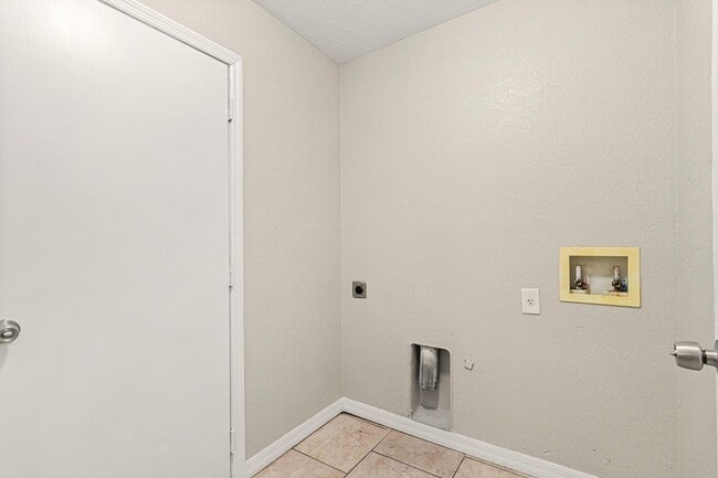 Building Photo - 3 Bedroom Home