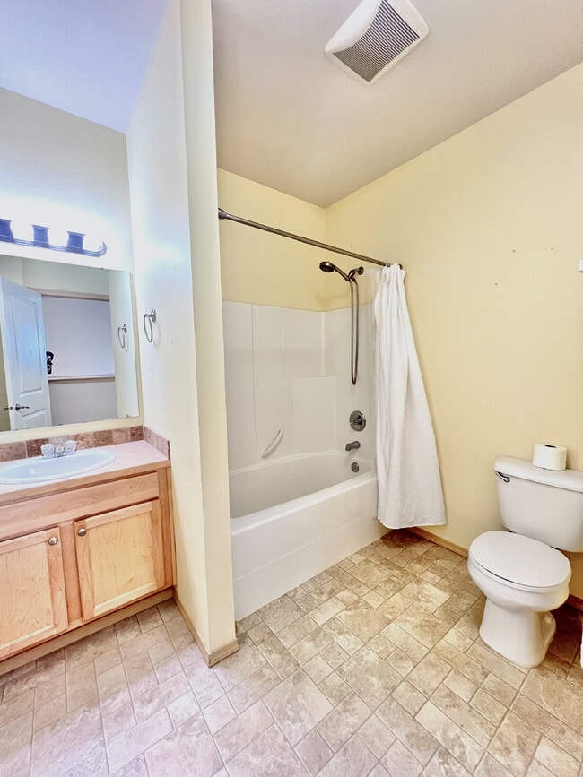 Building Photo - Move-In Ready Puyallup Townhome – Central Location, Easy Commute