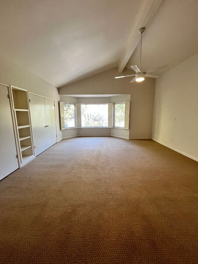 Building Photo - Gorgeous 3 Bedroom 2  Bathroom Home Walkin...