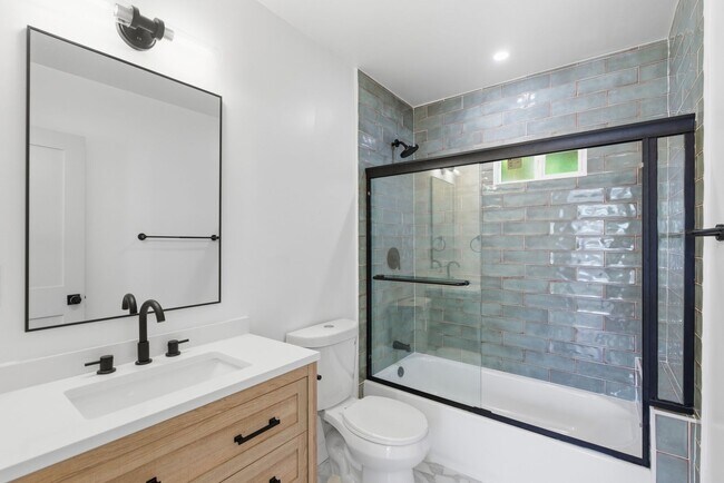 Building Photo - Beautiful modern 3 Bed + 3 Bath House + Pool + Garage