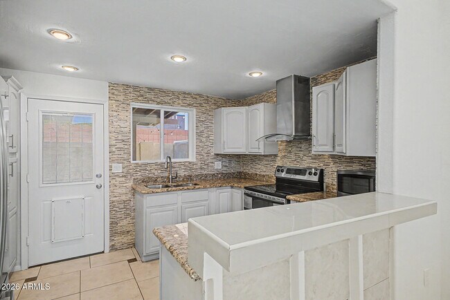 Building Photo - 2225 E Catalina Dr