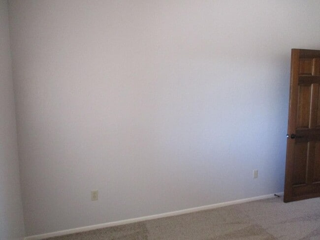 Building Photo - 4 bedroom 2.5 Bath