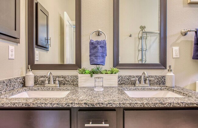 Building Photo - Furnished Eastside Beautiful 3 bed/2 baths...