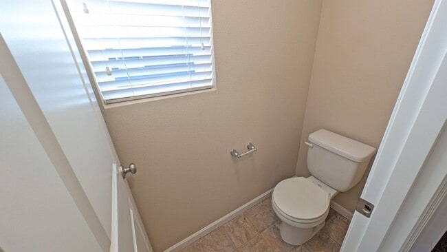 Building Photo - 4 bedroom 2.5 bathroom home