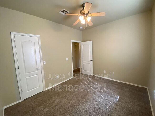 Building Photo - 640 E Linden Ln