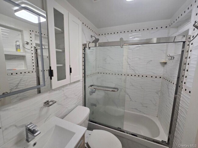 Building Photo - 477 Halsey St