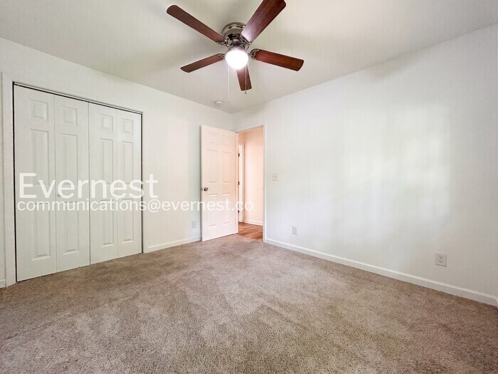 Building Photo - 323 N Briar Ridge