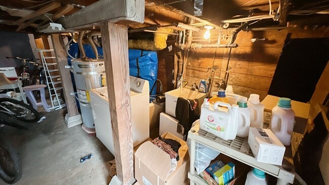 Building Photo - PRELEASE:  4+bdrm/1bath near WWU + Sehome Hill