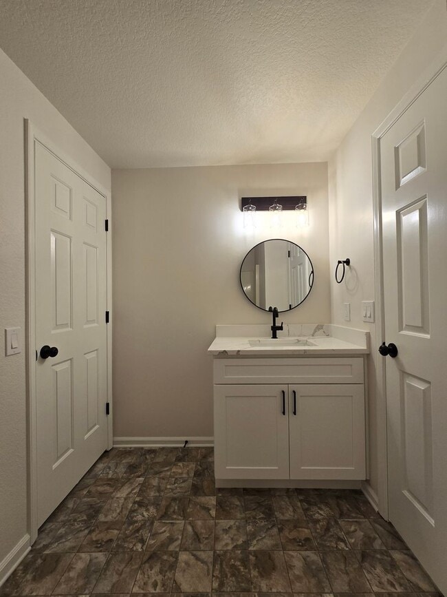 Building Photo - 2Bd/1.5Ba Kenmore Duplex