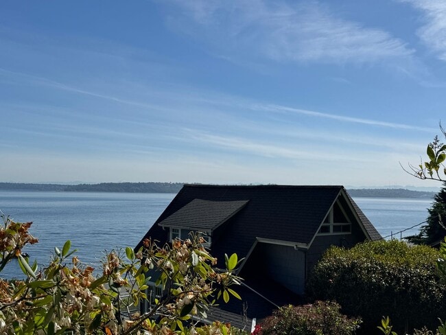 Building Photo - enchanting one bedroom beach cottage available now.....