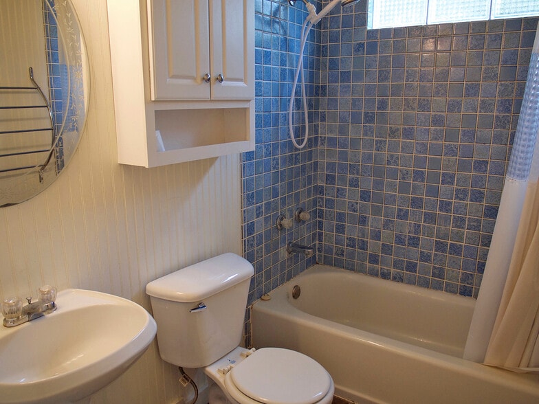 Building Photo - 208 N 8th St