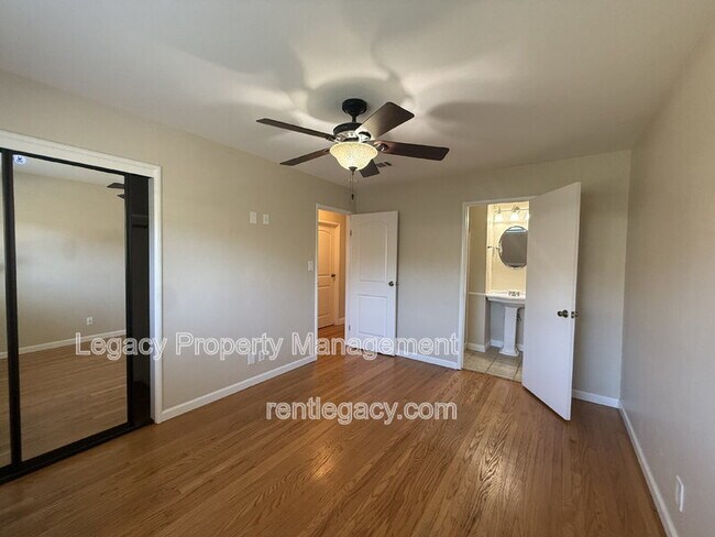 Building Photo - 309 Plum St
