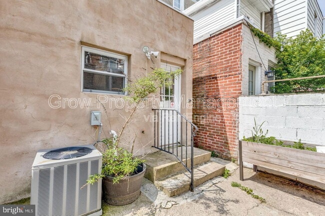 Building Photo - 331 Titan St