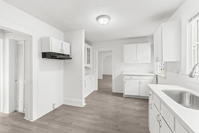 Building Photo - Stylish & Newly Renovated 4 Bedroom 2 Bath...