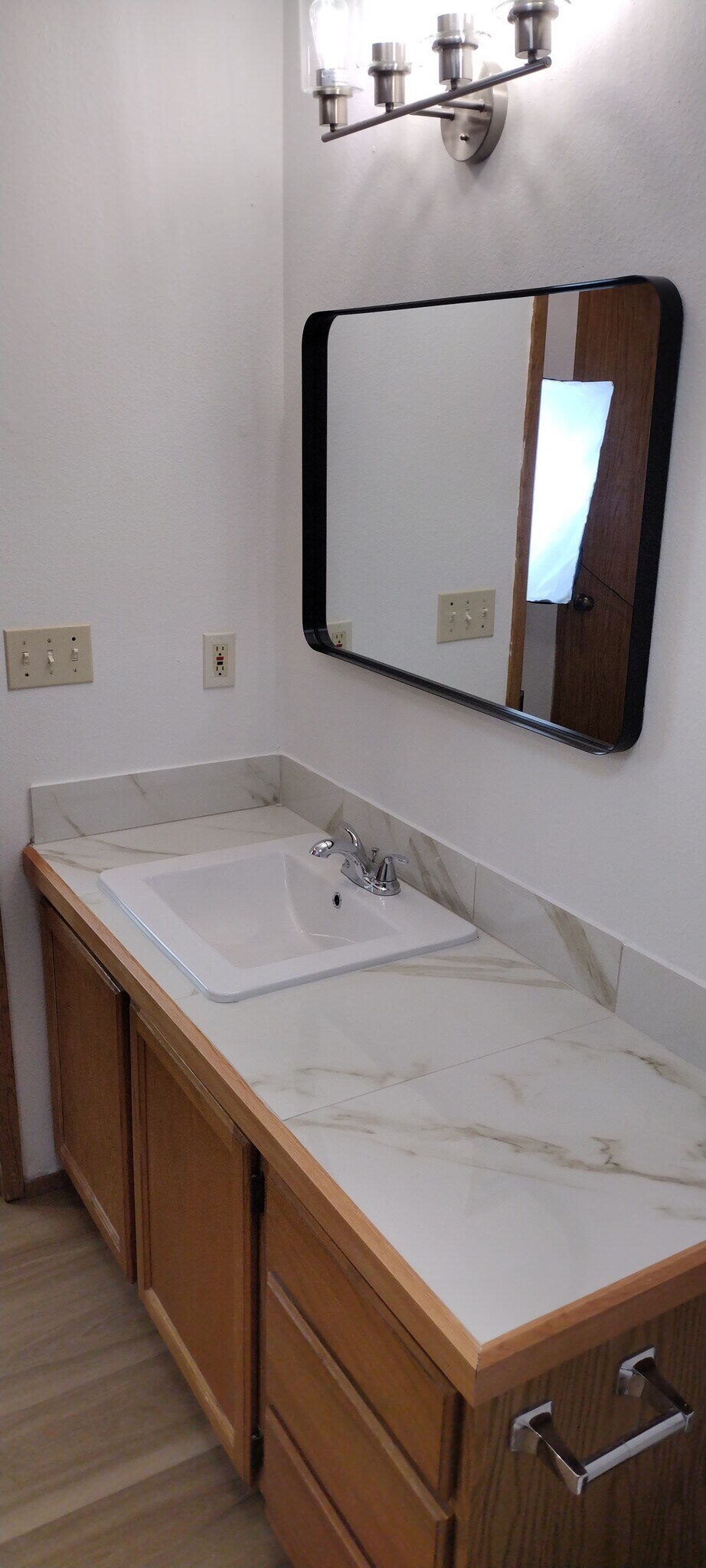 Building Photo - 423 Healy Ave S