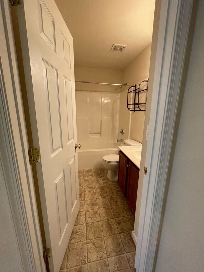 Building Photo - COZY TOWNHOUSE - Minutes to Quantico